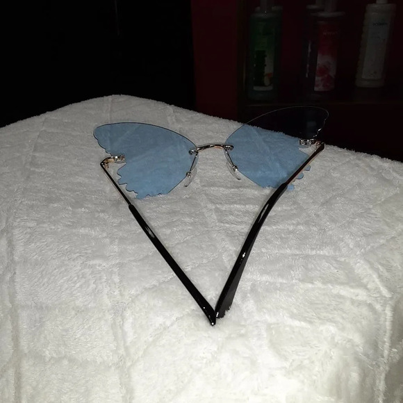 Butterfly Shaped Sunglasses - Picture 3 of 3